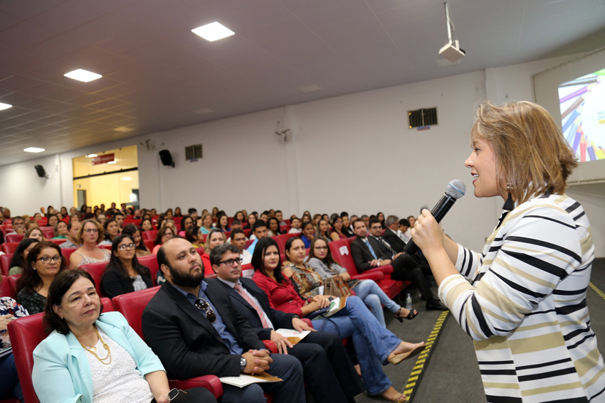 A assessora da Presidência do TCEMG, Naila Mourthè, coordenadora do Projeto Na Ponta do Lápis (Foto: Thiago Rios)